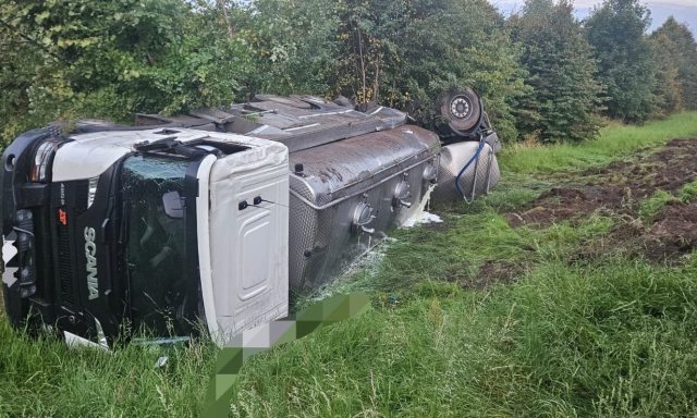 Ciężarówka z mlekiem przewróciła się między Szczytnem a Dźwierzutami.