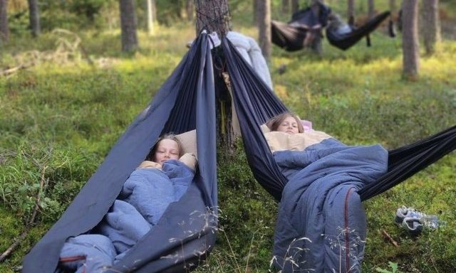 Zamiast hotelu wybrali hamaki. Nadleśnictwo Spychowo pokazuje, jak spędzić noc w lesie