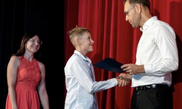 W Pasymiu nie nagradzali samych ocen. 32 uczniów odebrało stypendia za pracę, która zwykle zostaje poza kadrem