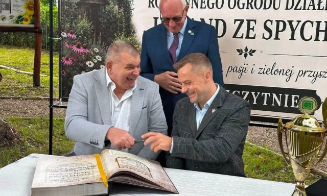 70 lat „Juranda ze Spychowa”. Jubileusz zapisali nie tylko w księdze, ale też w ziemi