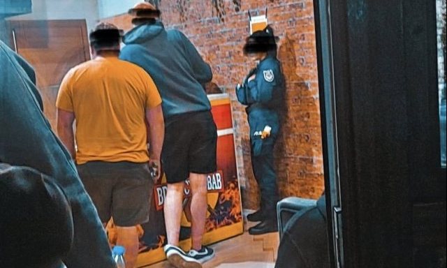 Napad na kebab w centrum Szczytna. Świadek mówi o nożu, policja prowadzi czynności
