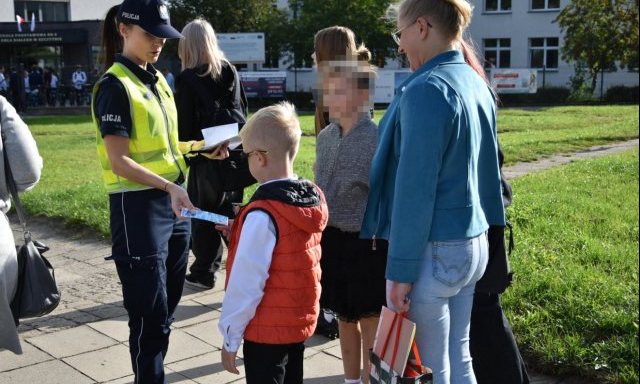 Pierwszy dzwonek i więcej patroli przy szkołach. Policja: dzieci po wakacjach muszą na nowo wejść w drogowy rytm