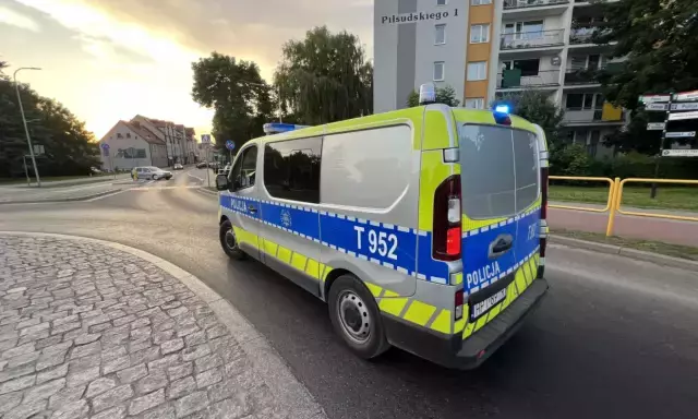 Spotkanie na boisku skończyło się zarzutami. 21-latek miał skopać auto i grozić całej rodzinie