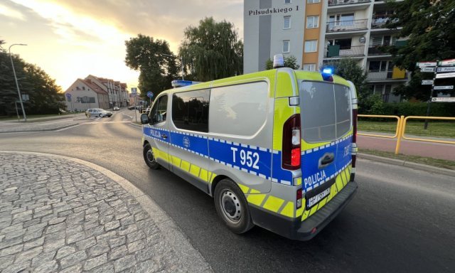 Spotkanie na boisku skończyło się zarzutami. 21-latek miał skopać auto i grozić całej rodzinie