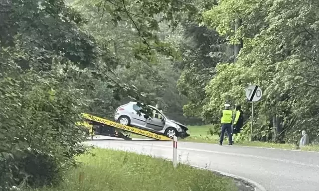 Uciekał przed zwierzęciem, uderzył w drzewo. Dzień później dachowanie na trasie Rozogi–Spychowo