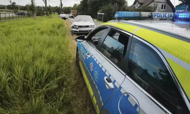 Trzy auta zderzyły się na Wielbarskiej. Peugeot uderzył w audi, a audi w volvo