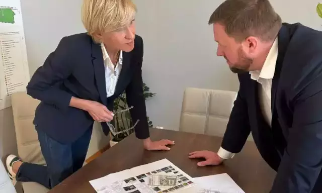 Chodnik przy Wielbarskiej wrócił na stół. Karol Furczak rozmawiał z posłanką Pasławską o inwestycjach Szczytna