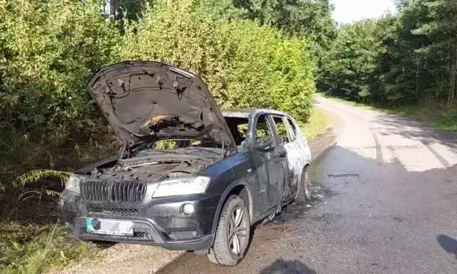 BMW stanęło w ogniu na krajówce pod Piecem. Kierowca zdążył wysiąść
