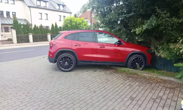 Mercedes uderzył w instalację gazową w Szczytnie. Gaz zaczął się ulatniać, służby na miejscu
