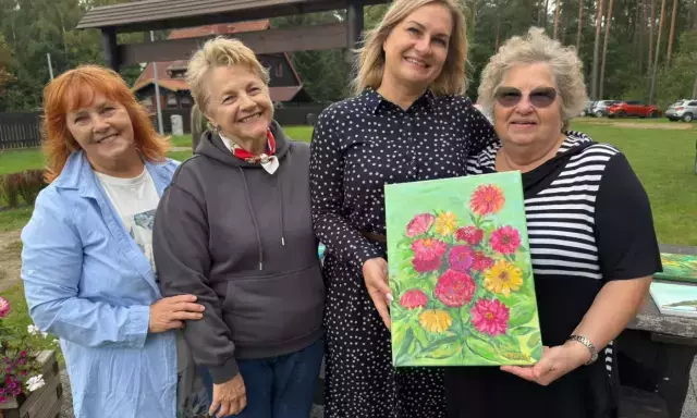 Seniorzy ruszyli w teren. W Lipniku zamiast wykładu był las, spacer i warsztaty