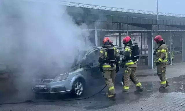 Zanim ruszył handel, na targowisku płonął Opel. Strażacy weszli w aparatach