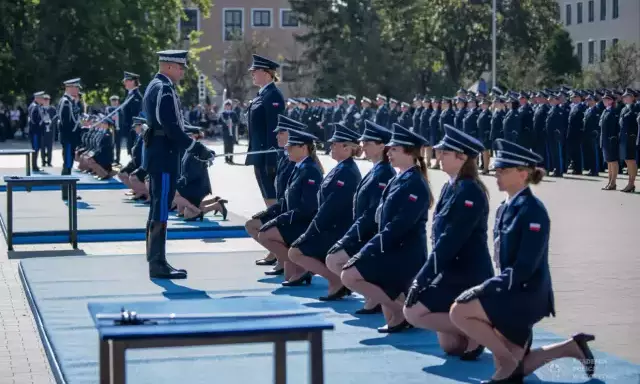 463 nowych oficerów Policji. W Szczytnie dostali dwie gwiazdki i usłyszeli, co od dziś znaczy ten awans