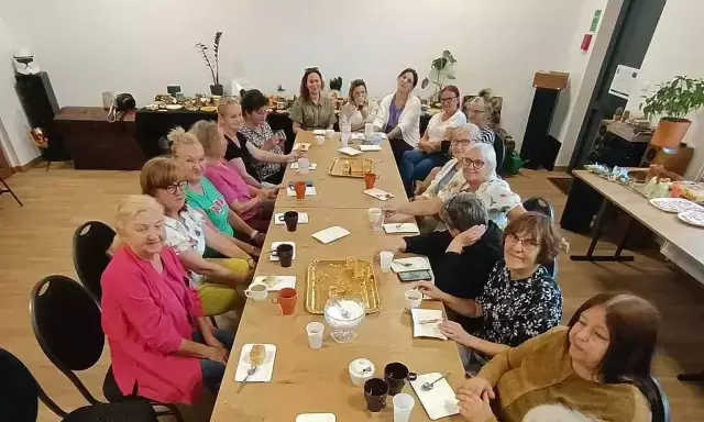 Myśleli, że nie potrafią. Teraz ich ceramika zostanie na ścianach GOK-u w Dźwierzutach