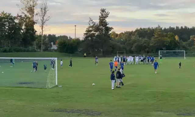 Po hejcie w sieci przemówiło boisko. Gwardia wygrała derby 4:1, Błękitni odpowiedzieli klasą