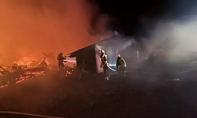 Dwa budynki już nie istniały, trzeci dogasał. Nocny pożar w Leleszkach i butle w pogorzelisku