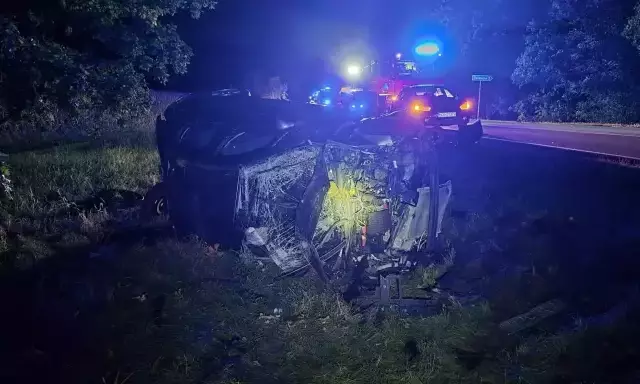 Auto leżało na boku w rowie. Kierowca wyszedł sam, a strażacy byli już potrzebni kilka kilometrów dalej