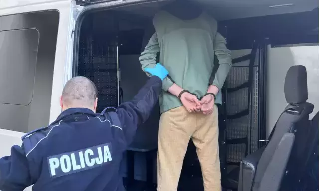 Stodoła spłonęła, śledczy odkryli więcej. 25-latek miał od lat znęcać się nad matką