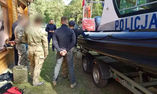 Jak obezwładnić agresora i bezpiecznie go przewieźć? Policjanci ćwiczą w Wałpuszu.
