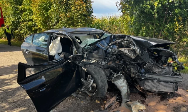Volvo uderzyło w drzewo między Miętkim a Orzynami. 43-latek trafił do szpitala śmigłowcem LPR