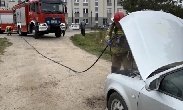 Audi zapaliło się przy Królowej Jadwigi. Trzy osoby zdążyły wyjść z auta