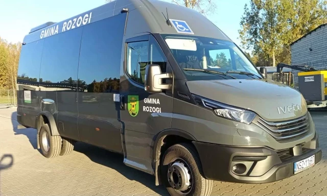 Trzeci autobus z pieniędzy PFRON. Gmina Rozogi dostała 375 tys. zł na pojazd dla ŚDS w Orzeszkach
