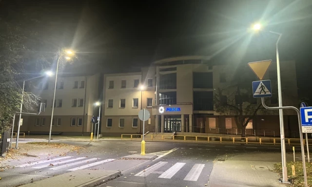 Przyjechał Oplem z przyczepką po cudze drewno. Wpadł, a policja odkryła kolejną kradzież