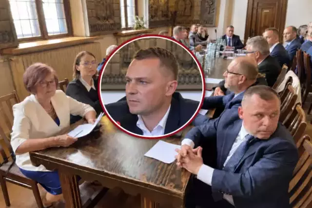 „Czułam się, jakby mi ktoś napluł w twarz”. Sesja po otwarciu boiska zamieniła się w spór o szacunek, prezenty i polityczny podział