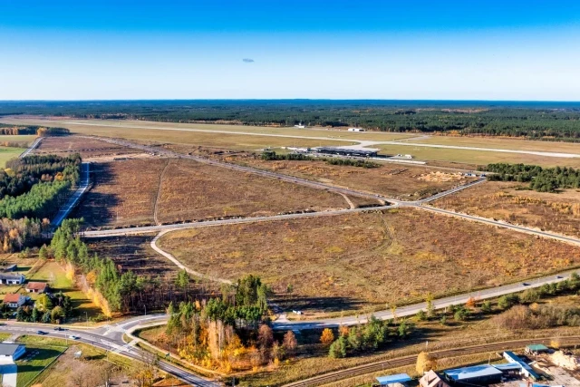 6,8 ha przy lotnisku w Szymanach znów na sprzedaż. Województwo chce ponad 5,2 mln zł