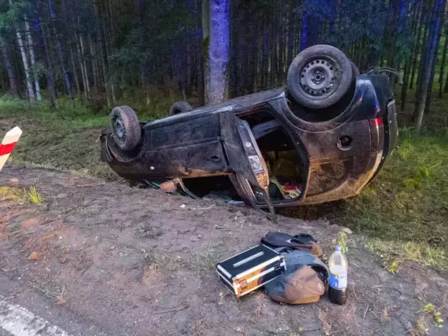 Nocny wypadek w Sawicy. Opel Meriva zakończył jazdę w rowie (zdjęcia)