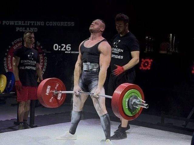 Na co dzień chroni mieszkańców. Teraz podniósł 295 kilogramów i zdobył cztery medale Mistrzostw Polski