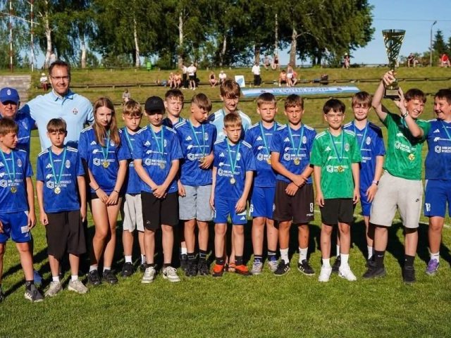 Sezon bez porażki i mistrzowski finał. Młodzicy Błękitnych Pasym odebrali puchar za wyjątkowy sukces