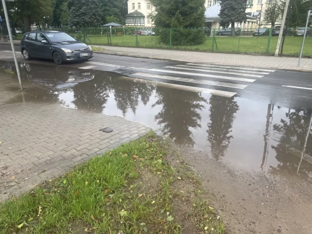 Przejście do szpitala pod wodą. „Szłam do mamy i musiałam obchodzić wielką kałużę”