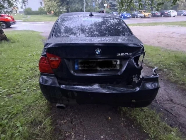 18-latek rozbił dwa zaparkowane auta. Policja ukarała go mandatem 3 tys. zł
