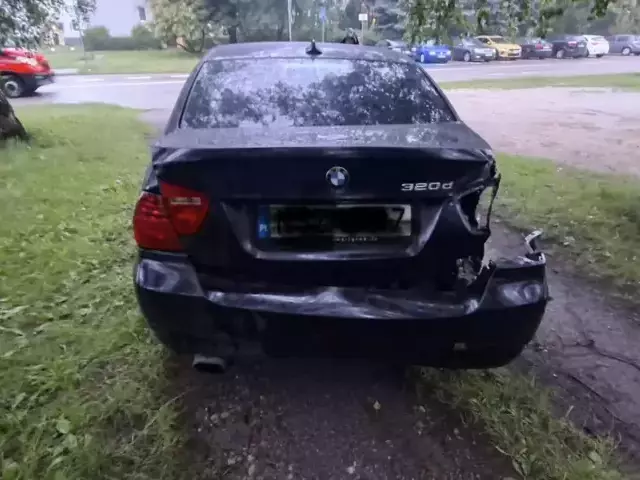 18-latek rozbił dwa zaparkowane auta. Policja ukarała go mandatem 3 tys. zł