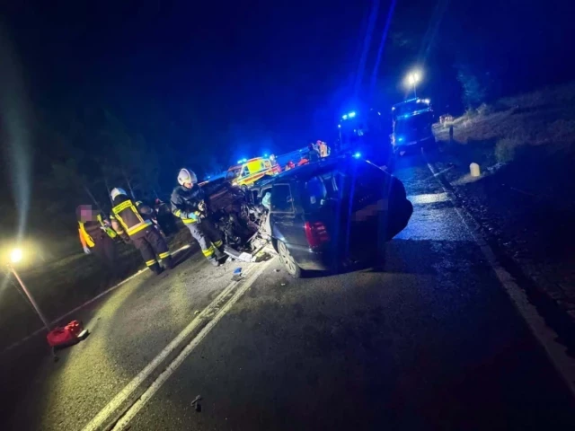 Tragedia na DK 58. Nie żyje 17-letni kierowca, jedna osoba uciekła z miejsca wypadku