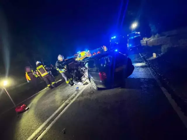 Tragedia na DK 58. Nie żyje 17-letni kierowca, jedna osoba uciekła z miejsca wypadku