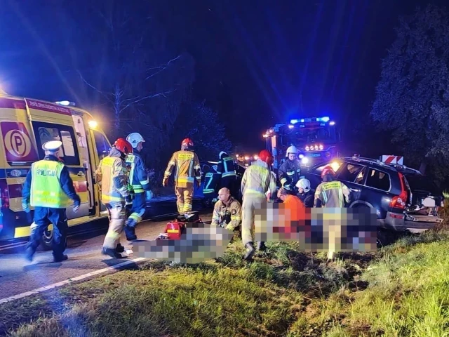 Tragiczny finał nocnej podróży. Nie żyje 17-letni kierowca po czołówce na DK58. Szczegóły