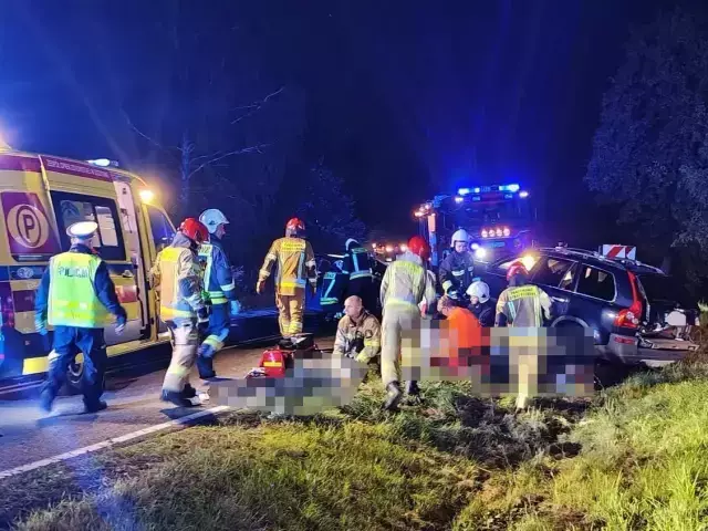 Tragiczny finał nocnej podróży. Nie żyje 17-letni kierowca po czołówce na DK58. Szczegóły