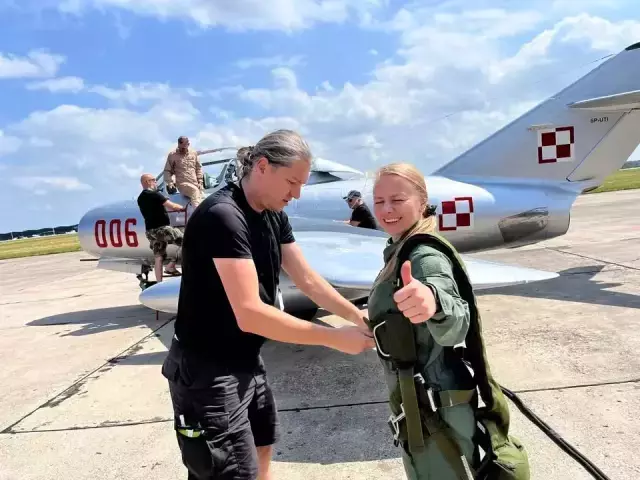 Izabela Piotrowska z Olecka poleciała legendarnym MiG-iem. Wygrała konkurs lotniska w Szymanach