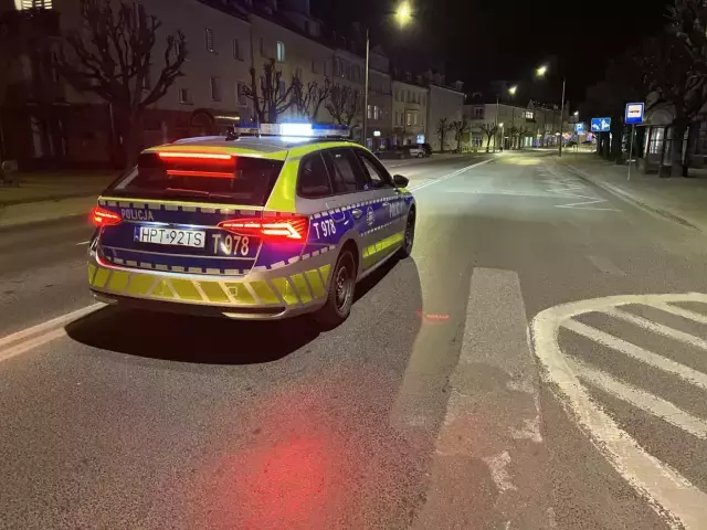 Matka spała, 16-latek zabrał opla. Nocną podróż przerwali policjanci