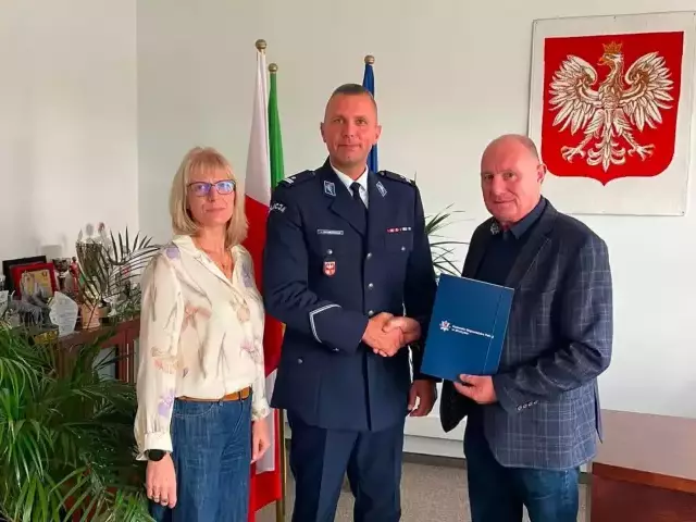 Dwa porozumienia, jeden radiowóz. Samorządy doposażą szczycieńską policję