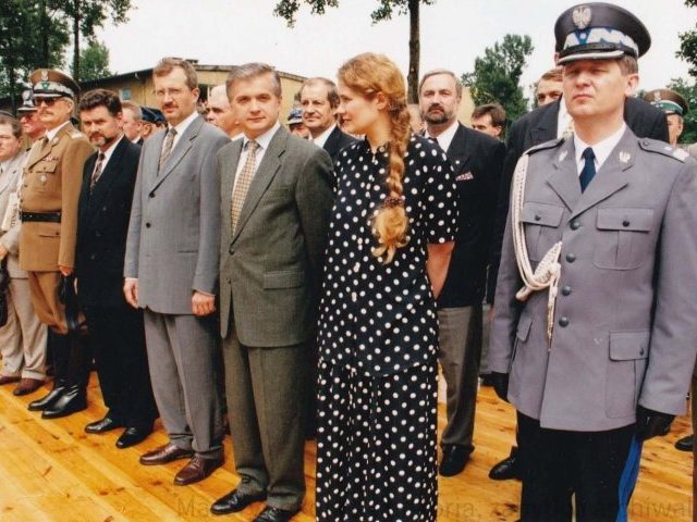 Witold Olbryś otwiera archiwa powiatu. Na jednym zdjęciu Cimoszewicz i Papała