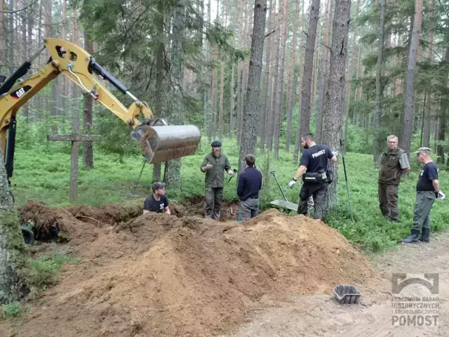 Osiemnaście ciał pod Linią Hindenburga. Największą mogiłę rozkopano i splądrowano (zdjęcia)