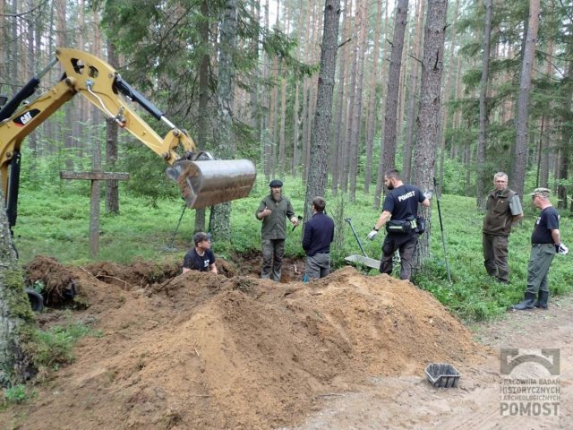 Osiemnaście ciał pod Linią Hindenburga. Największą mogiłę rozkopano i splądrowano (zdjęcia)