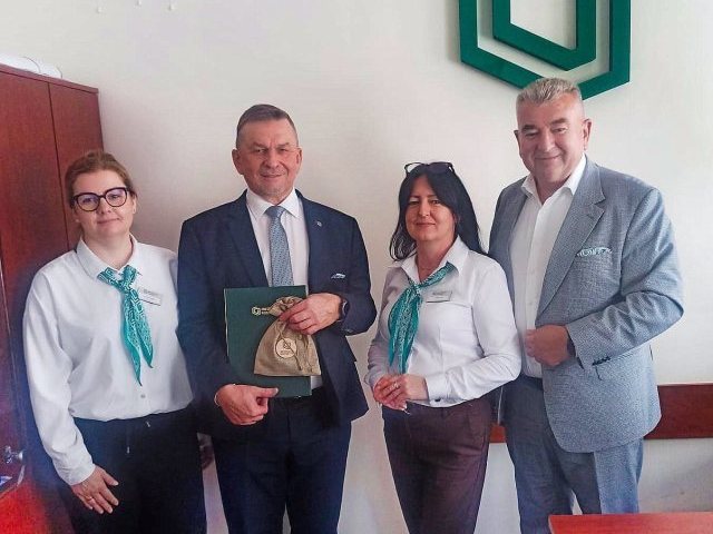 Emerytura bez pożegnania. Wojtek Grodź zostaje na czele oddziału banku w Dźwierzutach