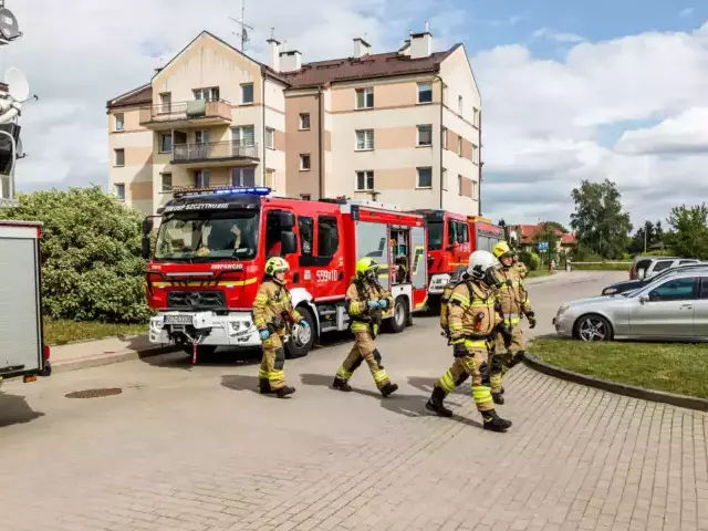 Cztery godziny walki z ogniem przy Łomżyńskiej. Mieszkańcy wciąż nie mogą wrócić do mieszkań