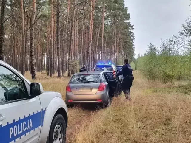 Zgubił się podczas grzybobrania. Nocą szukali go policjanci i strażacy
