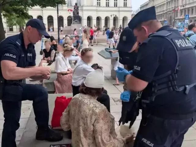 Seniorka straciła przytomność na Krakowskim Przedmieściu. Pomagał jej policjant ze Szczytna