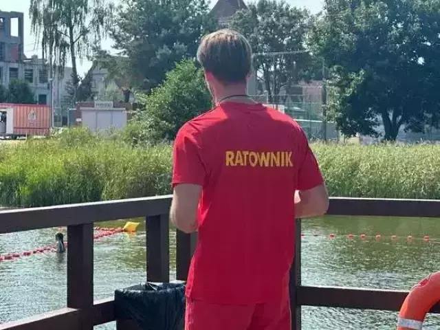 Nad jeziorem w Szczytnie dyżurują ratownicy. Kąpielisko działa codziennie przez osiem godzin