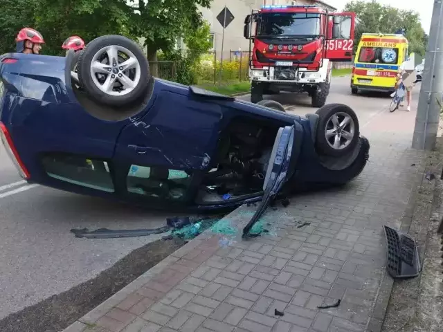 Samochód dachował na ul. Paderewskiego. Kierującej pomógł przechodzień